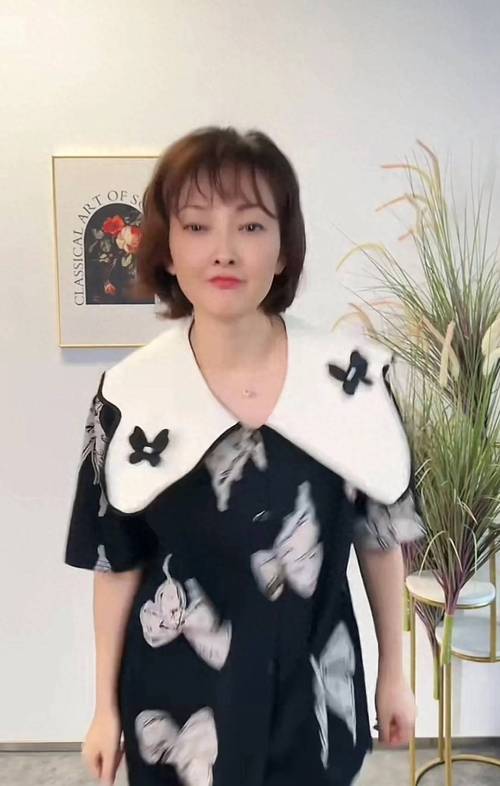 50岁牛莉高调晒美国生活,住富人区别墅,腋下汗湿放飞自我