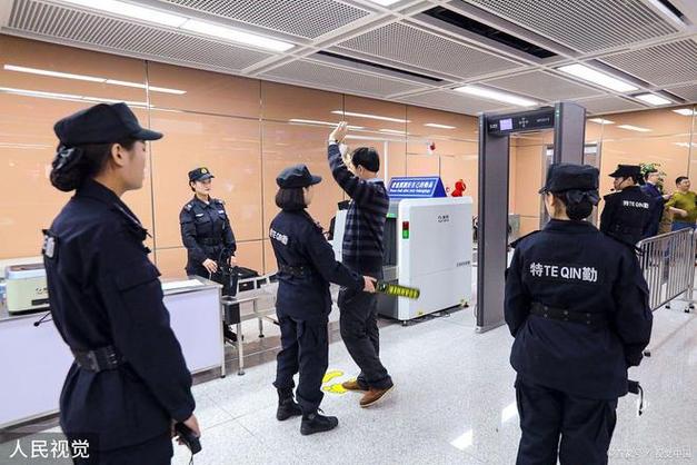 地铁安检员对着空气安检,被网友质疑走过场。安保公司回应