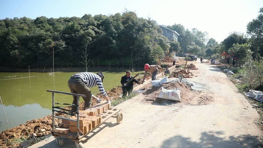 维修村道：乡村振兴路上的坚实保障